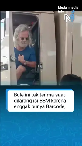 Seorang bule berdebat dengan petugas SPBU setelah ditolak mengisi BBM karena tidak memiliki barcode MyPertamina. Petugas menjelaskan aturan resmi, tapi bule itu tetap protes. Gmn kata kalian pren? #medanmediainfo #medan #story #fyp 