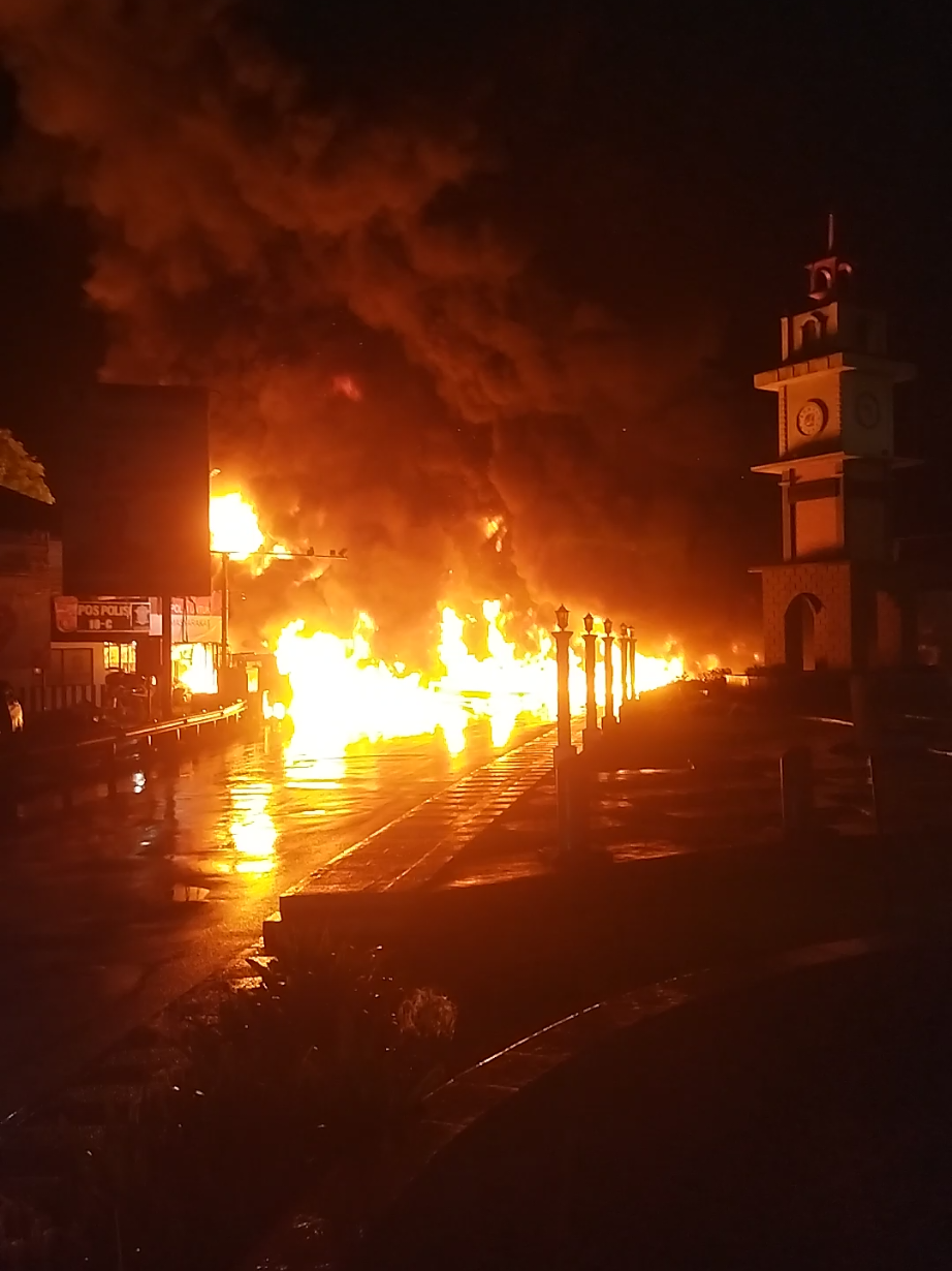ini Detik-detik truk tangki Pertamina terbakar hebat di Jebrod, Cianjur! Api membumbung tinggi, warga panik berhamburan 😱 #Pertamina #BeritaCianjur #Viral 