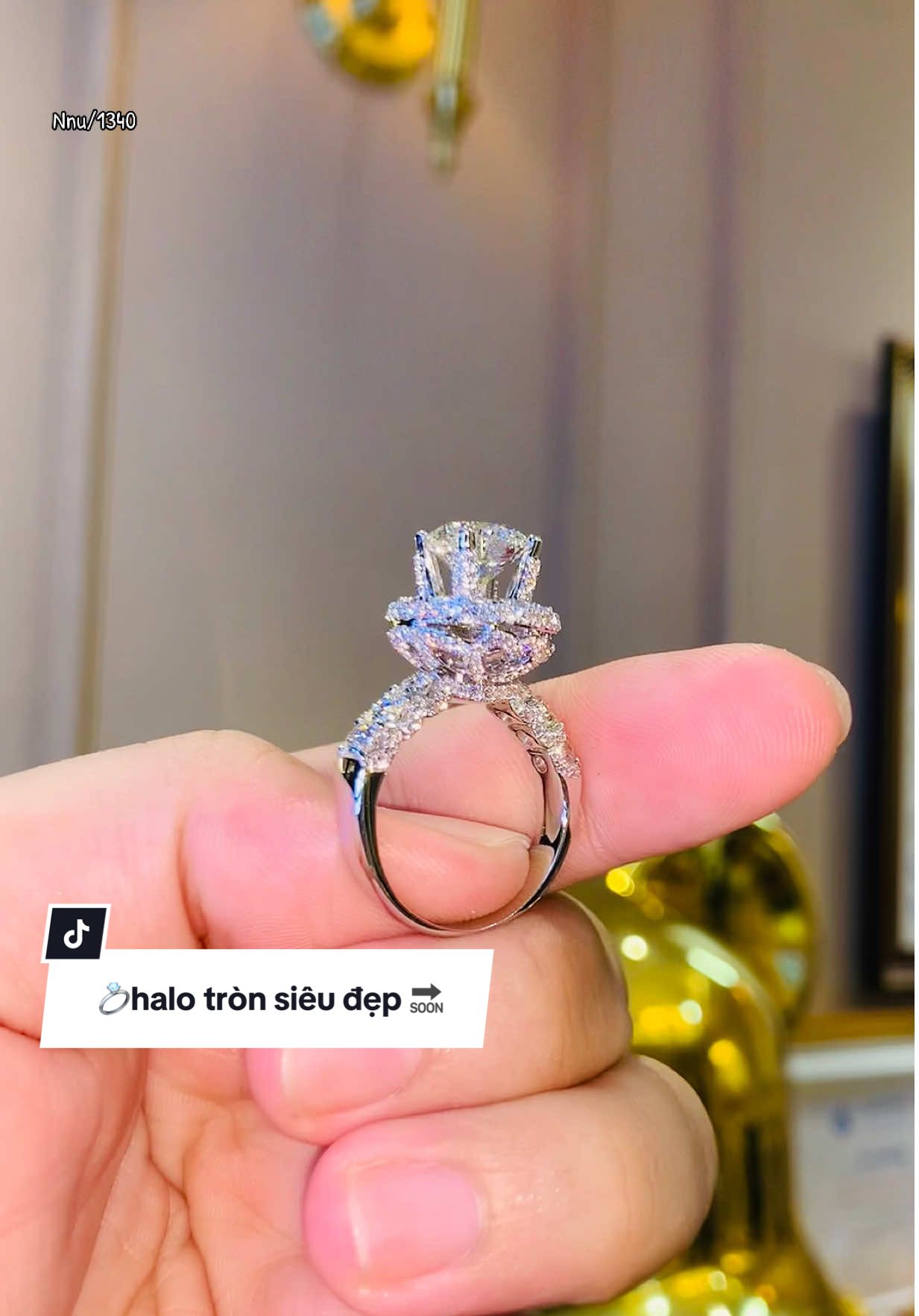 Mẫu nhẫn nữ halo tròn đẳng cấp sang trọng tôn viên chủ 9.2mm kiểm định GIA #tamluxury #jewelry #diamond #nhannukimcuong #phukienthoitrang 