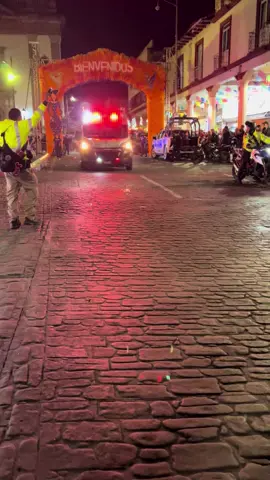 🚨Momento en el que trasladaron al alcalde de #Uruapan Carlos Manzo después de sufrir  un atentado. Al momento no se tiene información precisa de su estado. El centro se encuentra acordonado. 