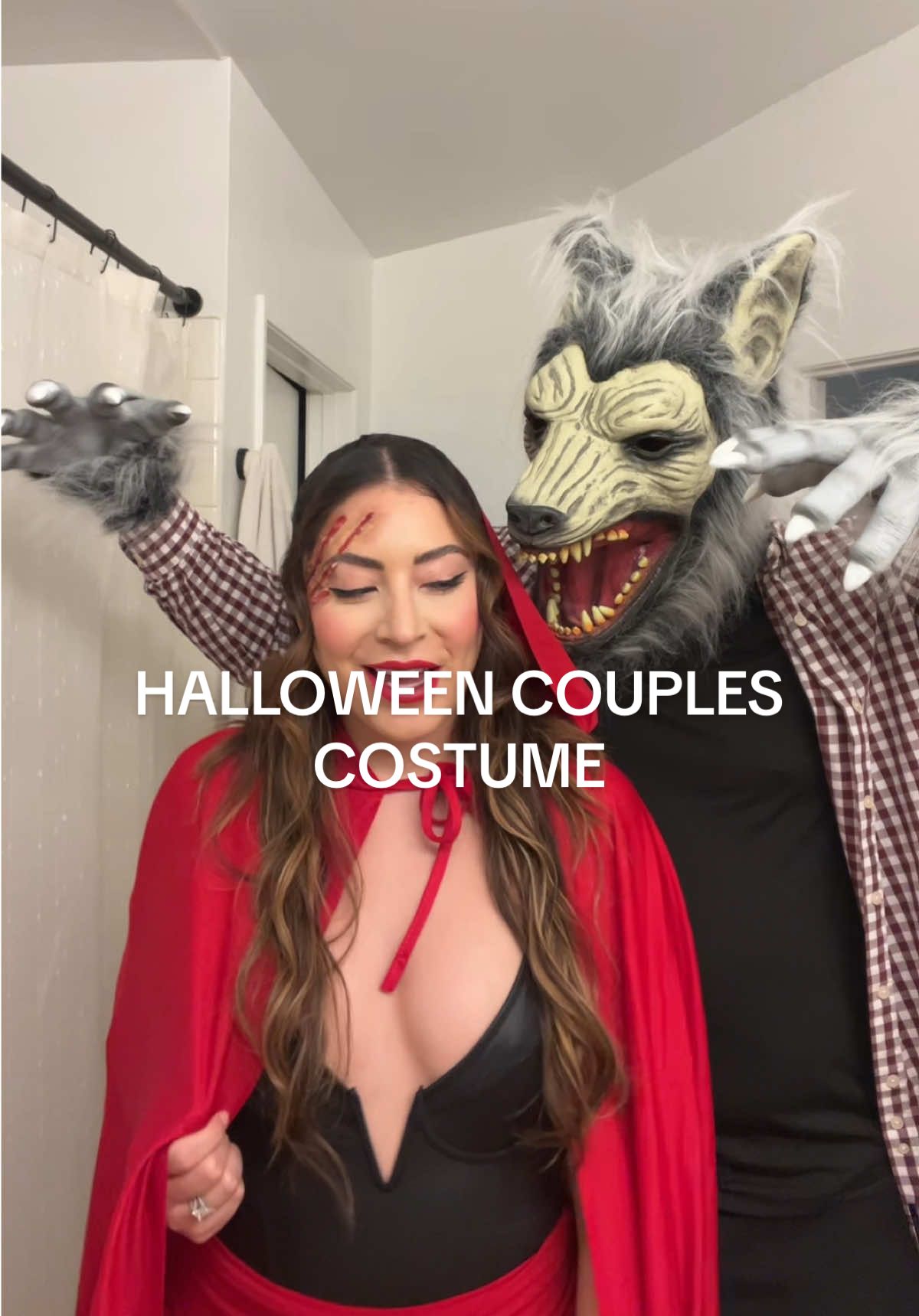 Halloween costume de pareja de último minuto! Yo ya tenía la capa y mi esposo se ordenó la máscara de lobo 🐺 #halloween #halloweencostume #lastminutehalloweencostumes #couplescostumes #parejasdetiktok 