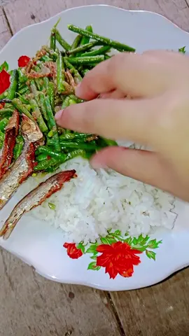 sambel kencur + kacang rebus + ikan asin😋😋😋