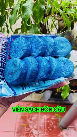 Viên tẩy bồn cầu xanh giúp làm sạch và khử khuẩn hiệu quả. Chỉ cần thả 1 viên vào két nước, nước xả sẽ ra màu xanh thơm mát, giúp toilet luôn sáng bóng, sạch sẽ và ngăn vi khuẩn gây mùi. ✨ Công dụng: 	•	Làm sạch bồn cầu tự động mỗi lần xả nước 	•	Khử mùi hôi, diệt khuẩn, ngăn mảng bám 	•	Dễ sử dụng, tiết kiệm thời gian 	•	Giúp nhà vệ sinh luôn thơm tho và sạch bóng 📦 Cách dùng: Thả 1 viên vào ngăn chứa nước xả bồn cầu (không trực tiếp vào bồn). Khi nước nhạt màu thì thay viên mới. #vienboncau #tayruaboncausach #vienkhumui #lammoiban #boncausachbong     