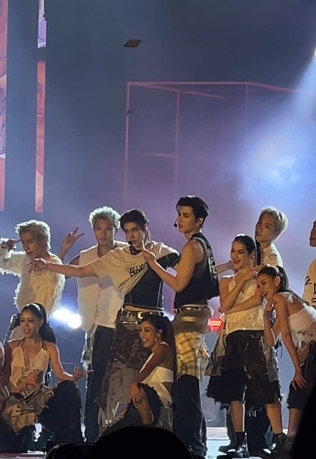 ส่วนตัวชอบสเตจนี้มาก พุเต้นเก่งขึ้นมาก ปอนด์ร้องแข็งแรงขึ้นเยอะ พวกแกเก่งมาก เก่งที่สุด รัก 🤍🧡 #ปอนด์ภูวินทร์ #rendezvous #pondphuwinfancon #ppnaravit #phuwintang 