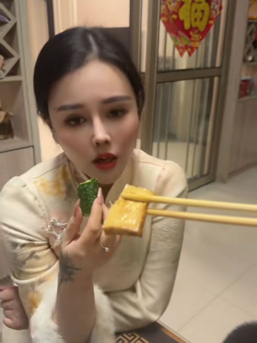 Istri gak mau, yg lain mau 😂😂 #Funnymoments #husbandwife #makan 