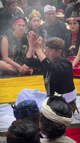 @MEDIA OFFICIAL PANGEBUL11 Penari kang  iwan salah satu tokoh tayub dari sanggar purbalaras Bandung, di iringi gamelan, gending pakuan pajajaran, Upacara sakral NGERTAKEUN BUMI LAMBA di gagas oleh Alm R. Lalam Wiranatakusumah.🙏🏻🙏🏻🙏🏻🙏🏻🌹🌹🌹 Musik dalam Video @GUYONWATONOFFICIAL #wonderfulindonesia #ngertakeunbumilamba2025 #KEMENBUD #senitari #nusantara 