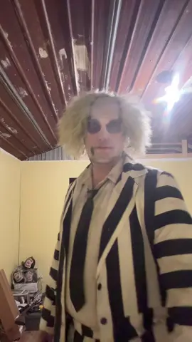 It’s showtime ! #showtime #beetlejuice #thejuiceisloose #fyp #halloween 