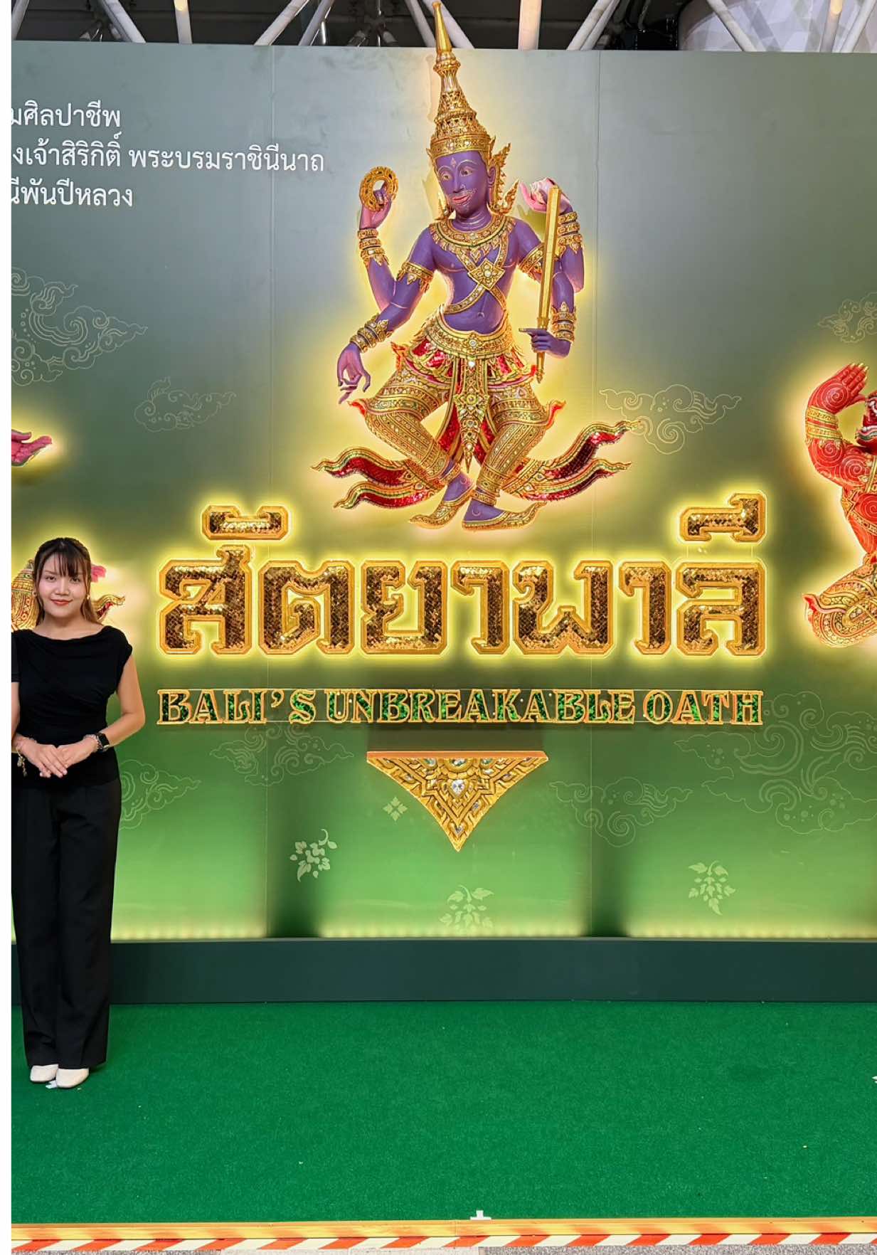 ไปดูเถอะ สักครั้งในชีวิต 🥹 เมื่อคืนได้มีโอกาสไปชมโขนพระราชทาน “สัตยาพาลี” งดงาม อลังการ และคุ้มค่าทุกนาที ทุกฉากเต็มไปด้วยความประณีต วิจิตร และทรงคุณค่า โบว์บอกได้เลยว่า ดูได้ทุกเพศทุกวัย การแสดงที่งดงามและเปี่ยมด้วยพระเมตตาจากสมเด็จพระพันปีหลวง พระองค์ทรงสืบสานและธำรงศิลปะโขนให้คนไทยได้ชื่นชมจนถึงวันนี้ #พระพันปีหลวง #โขนไทย #โขนพระราชทาน #รามเกียรติ์ #tiktoktravel 