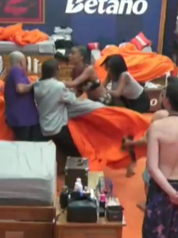 a briga pelo edredom kkkkkkk #afazenda17 #tamiresassis #foryou #viraltiktokr #fypシ 