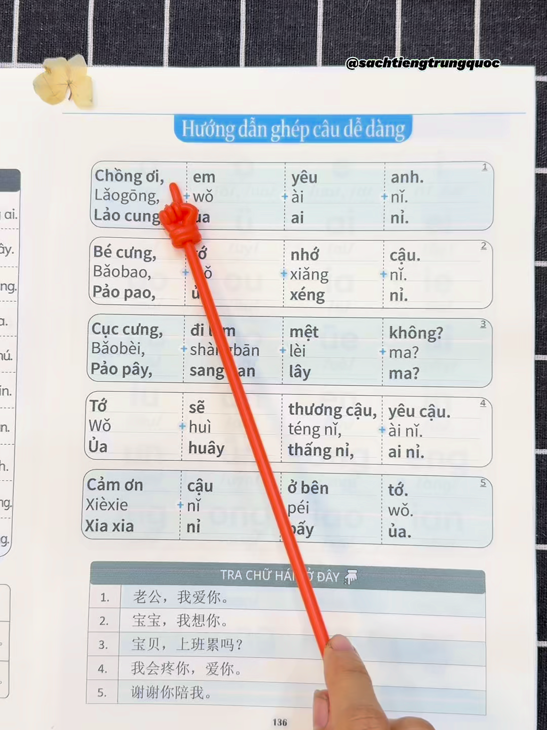Người khác có đường của họ. Bạn có nhịp của bạn. Đừng để so sánh cướp mất niềm vui tiến bộ. Hôm nay rõ hơn hôm qua — thế là thắng. Đặt trọng tâm vào chất lượng câu nói: đủ ý, đúng chỗ, tôn trọng người nghe. Thành công không ồn ào. Nó hiện ra trong lúc bạn trả lời chắc, hỏi gọn, mỉm cười tự tin. Cứ bền. Cứ chắc. Tiếng Trung sẽ trở thành lợi thế rõ ràng. Bạn xứng đáng với mục tiêu của mình. 💪 #hoctiengtrung #tiengtrung #tuhoctiengtrung #sachtiengtrung #tiengtrunggiaotiep