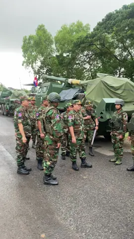 ស្នាមញញឹម ឯកឧត្តម នាយឧត្តមសេនីយ៍ ឥត សារ៉ាត់ មេបញ្ជាការសមរភូមិមុខ អញ្ចេីញត្រួតពិនិត្យមេីលអាវុធធុនធ្ងន់កែសម្រួលដកពីរព្រំដែន ចូលគោលដៅវិញ អរគុណសន្តិភាព 👨‍✈️🤝👮‍♂️❤️🙏💐 