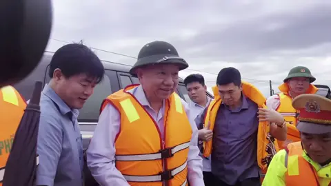 Sáng nay, Tổng Bí thư Tô Lâm đã đến Huế kiểm tra, thăm hỏi, động viên và tặng quà cho bà con nhân dân tại xã Quảng Điền, thành phố Huế, một trong những 