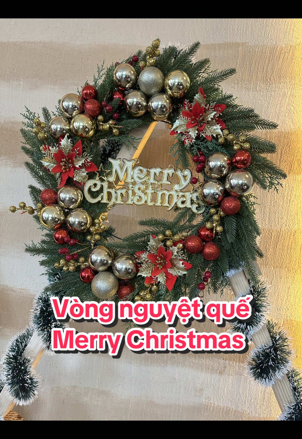 Vòng Nguyệt Quế Merry Christmas – Trang Trí Noel Lung Linh Cho Mùa Giáng Sinh Ấm Áp 🎄 Trang hoàng ngôi nhà với vòng nguyệt quế rực rỡ, mang không khí Giáng Sinh tràn ngập khắp nơi. Thiết kế tinh tế, sang trọng, dễ treo cửa – tạo điểm nhấn ấm áp và hạnh phúc cho mùa lễ hội. Một món quà nhỏ nhưng đầy ý nghĩa dành tặng người thân yêu mùa Noel này ❤️🎅 vòng nguyệt quế noel, trang trí giáng sinh, vòng nguyệt quế merry christmas, vòng treo cửa noel, phụ kiện trang trí noel, quà tặng giáng sinh, vòng nguyệt quế đẹp #VòngNguyệtQuế #merrychristmas #TrangTríNoel #GiángSinh #Noel2025     