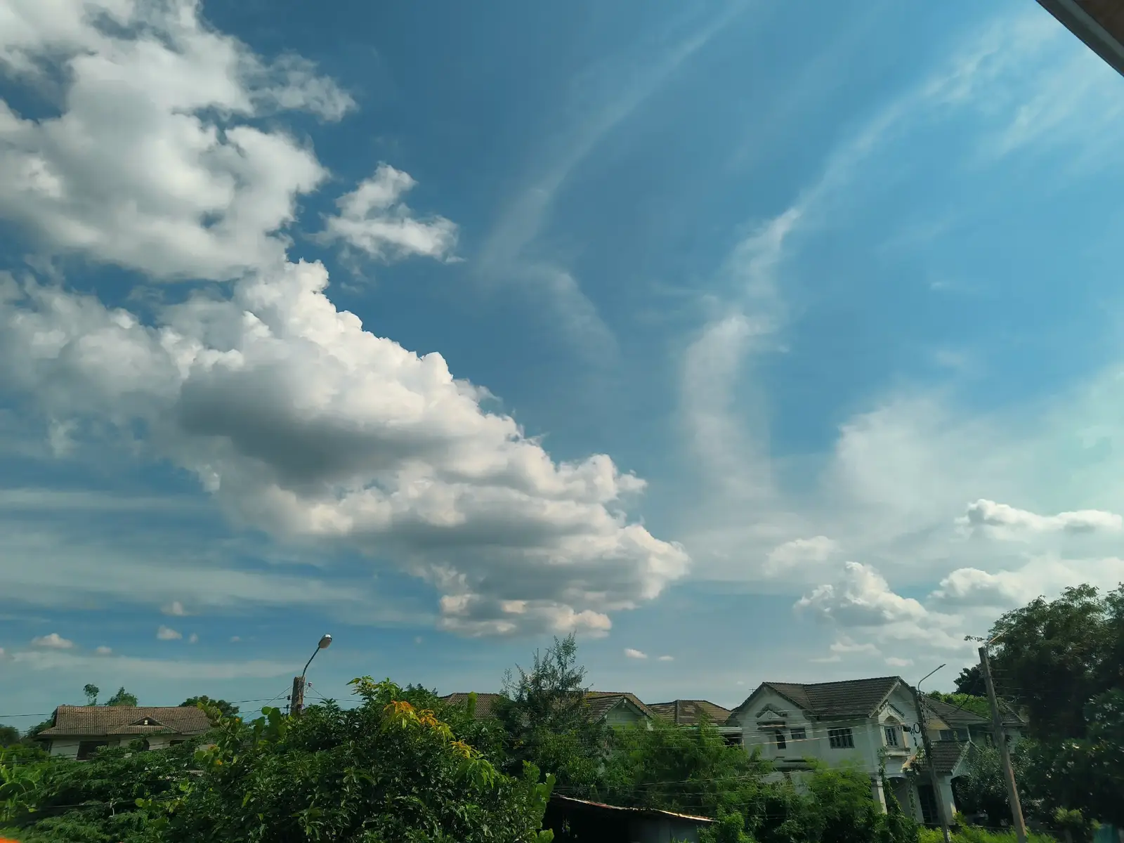 စကားမပြောဘဲ နေနိုင်သွားတဲ့ တစ်နေ့ ။ ဖုန်း မပြောဘဲ နေနိုင်သွားတဲ့ တစ်နေ့ ။ စာ မပို့ဘဲ နေနိုင်သွားတဲ့ တစ်နေ့ ။ မင်းကို မလွမ်းတဲ့ တစ်နေ့  ။ မင်းကို သတိမရတဲ့ တစ်နေ့  ။ မင်းကို ဥပေက္ခာထားနိုင်သွားတဲ့ တစ်နေ့  ။ နောက်ဆုံး မင်းဆိုတာ ငါ့ဘဝထဲ မရှိလည်းဖြစ်တယ် ဆိုတဲ့တစ်နေ့ အဲ့ဒီ နေ့ရောက်လာတဲ့အခါ  မင်းဆိုတာလည်း ငါ့အတွက် ဘာမှ  မဟုတ်တော့ဘူး ။ ဒါကြောင့် ကိုယ့်ဘက်က အရေးတယူ  ချစ်ပေးနေတုန်းမှာ  သိပ်ပြီး အနိုင်မယူပါနဲ့   သိပ်ပြီးလည်း ပစ်မထားပါနဲ့ အချစ်ရဲ့  ခင်ဗျားပစ်ထားသလို နေနိုင်သွားမှ ကိုယ့်ကို ပြောင်းလဲသွားလေချင်းလို့  အပြစ်မဖွဲ့ စေချင်ဘူး ။            #ဧပရယ်မိုးသူ { Age }#crdစာသား #follower #viewsproblem💔😔 #foryoupage 