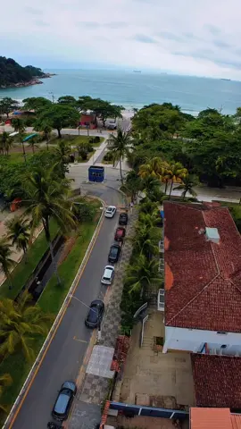 📍Guaiúba Plajı, Brezilya’nın🇧🇷 Guarujá kentinde, São Paulo eyaletinde yer alır. Sessiz, huzurlu atmosferi ve doğal güzellikleriyle bilinen bu plaj, özellikle kalabalıktan uzaklaşmak isteyenler için idealdir. Altın renkli ince kumu, sakin denizi ve çevresindeki yeşil tepeleriyle dikkat çeker. Yüzme, güneşlenme ve doğa yürüyüşleri için uygundur. Ayrıca sahil boyunca küçük restoranlar ve deniz ürünleri sunan barlar bulunur. 📍 Konum: Guarujá, São Paulo, Brezilya 🌊 Özelliği: Sakin deniz, doğayla iç içe ortam 🏖️ Uygun aktiviteler: Yüzme, dinlenme, doğa gezisi