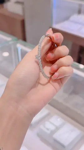 Vòng kim cương viên chủ 4ly7 trao tay cho chị khách xinh đẹp ạ #pnj3ahùngvươngbìnhdương #xuhuong #kimcuongthiennhien #pnjtiktoktalent #pnjdnb 