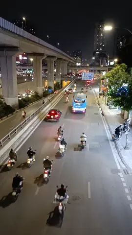 Hà Nội là nơi ta từng hứa sẽ cùng nhau đi hết những con đường, chỉ tiếc là lòng người không đủ rộng.