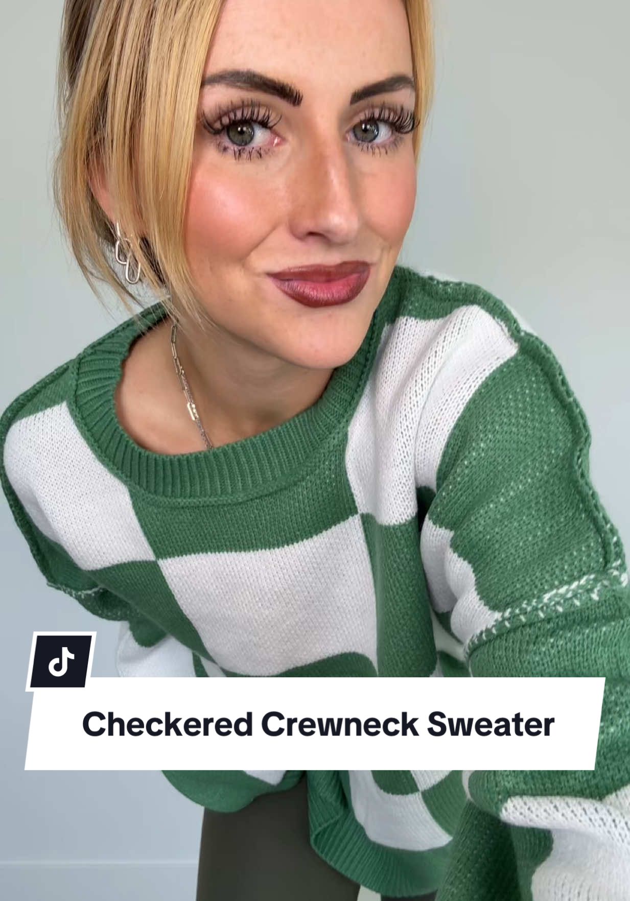 Loving this new Checkered Crewneck Sweater 🤩👏🏼✨ #checkeredsweater #fashionfinds #spotlightfinds #tiktokshopblackfriday #tiktokshopcybermonday 