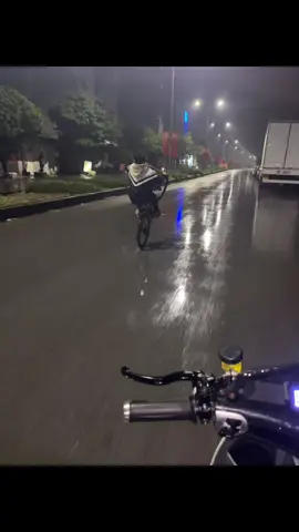 Anh vấp ngã giữa trời mưa #xedovietnam #xedap #bocdauxediendo #xuhuongtiktok #gogotop1 