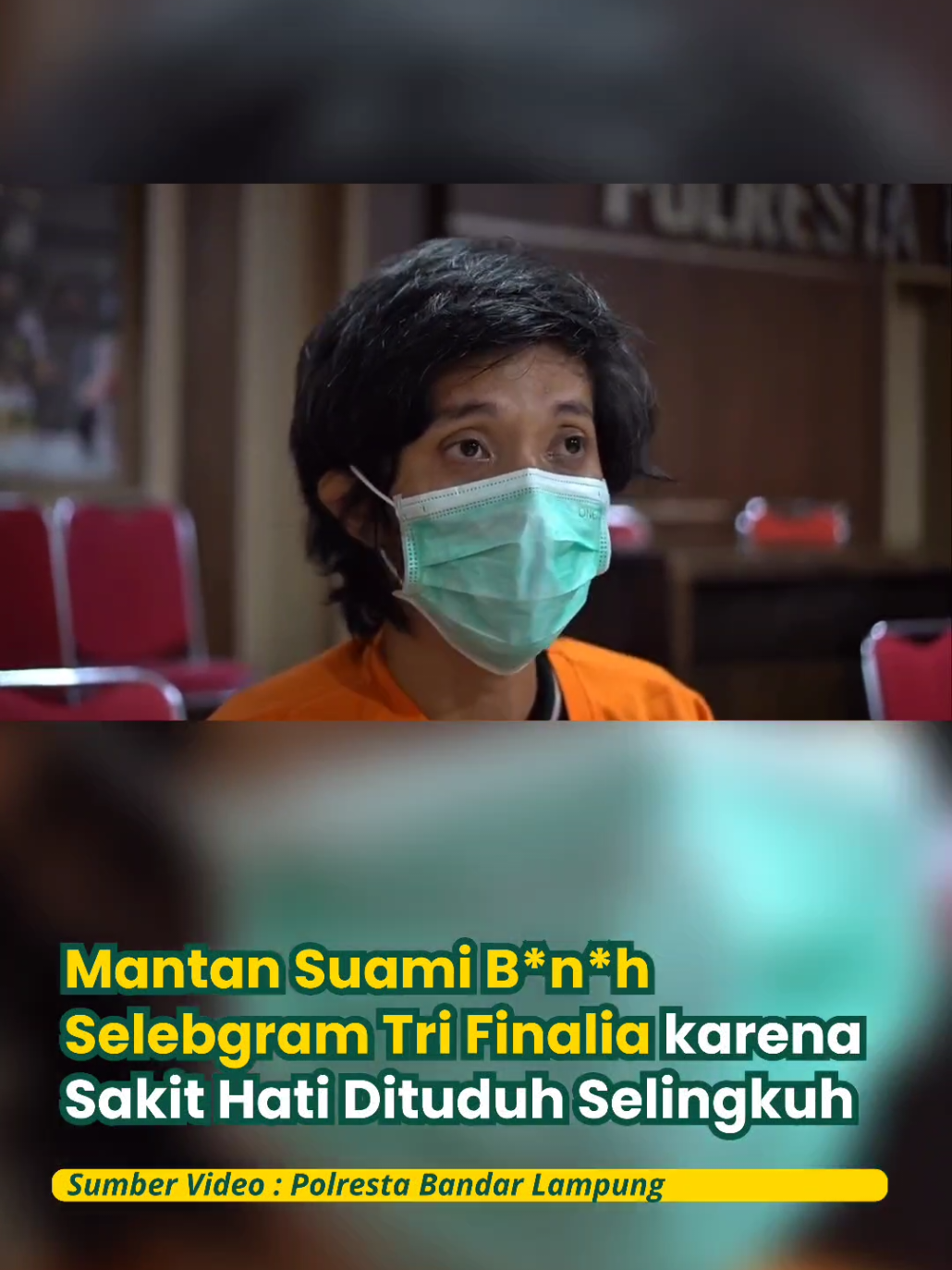 Kasus p*mb*n*h*n tragis menimpa selebgram Tri Finalia (31) di Perumahan Kedamaian Asri Mandiri, Bandar Lampung, pada Sabtu (1/11/2025) dini hari. Pelaku diketahui adalah mantan suami korban, Beni alias Ayung (34), yang nekat mengh*b*s* nyawa k*rb*n karena sakit hati dituduh berselingkuh hingga rumah tangganya berakhir dengan perceraian. Dalam penyelidikan, polisi mengungkap bahwa Beni masuk ke rumah korban menggunakan kunci duplikat saat dini hari. Saat korban terbangun dan memergoki pelaku di kamar, ia langsung dis*r*ng dengan batu cobek hingga terjatuh, lalu dit*k*m di bagian leher menggunakan dua bilah p*s*u yang telah disiapkan sebelumnya. Akibat l*ka parah di kepala dan leh*r, Tri Finalia m*n*ngg*l di tempat. Polisi telah menetapkan Beni sebagai tersangka p*mb*n*h*n berencana dan menahannya di Rutan Mapolresta Bandar Lampung. Barang bukti yang diamankan antara lain dua p*s*u, cobek dan ulekan, serta seprai berlumuran d*r*h. Atas perbuatannya, pelaku dijerat Pasal 340 KUHP dengan ancaman hukuman seumur hidup atau hukuman m*t*
