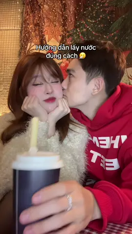 Ủa mình tưởng ai cũng phải lấy nước như vậy chứ tarrr 😝 #viral #couple #honghainhi #kiss #Love 