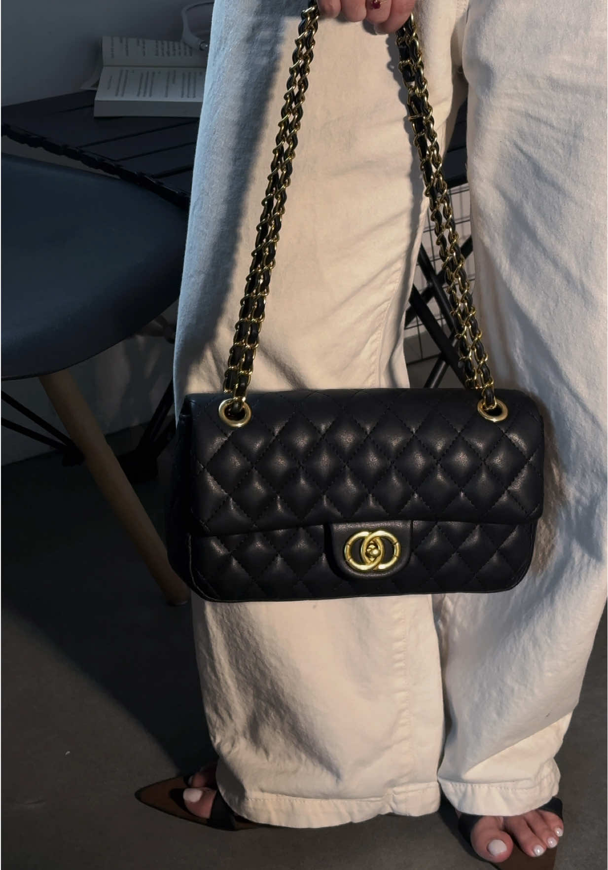 một chiếc túi đen chần bông cổ điển như thế này thì không bao giờ lỗi mốt luôn ❤️ #review #bag #tuixachnu #tuixinh #tuideocheo 