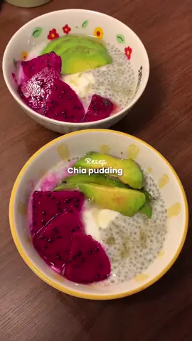Chia pudding  Est. ±285 kcal (belum termasuk topping) → Bisa dibagi 4–5 porsi Bahan  • 4 sdm chia seed  • 2 sdm yogurt plain  • 225 ml susu low fat rasa vanilla  • 1 tetes stevia (opsional, sesuai selera)  Topping  • Yogurt plain  • Buah naga + alpukat  • Madu #EasyRecipe #resepsimple #chiaseed #fyp 