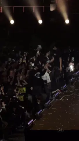 | AouBoom - 01.11.2025 | Có 2 khoảnh khắc của AouBoom lúc ở Fancon PPW ngày hôm qua, khiến mình tan chảy vì độ ngọt ngào của cả 2 luôn ý!! Dù nó vẫn thường xảy ra.. nhưng mỗi khi bắt gặp tim mình vẫn cứ như lúc đầu ~ 💗💓 Thì như thói quen của cả 2, Aou đi trước luôn sẽ chìa tay ra sau cho p’ Boom nắm.. thì hôm qua lúc chuẩn bị lên sân khấu cũng không ngoại lệ, cơ mà vừa được mấy giây p’ Boom ảnh ngại vì nhiều máy lia tới với bị chiếu trên màn hình lớn nên đã rút tay lại và giấu lun 2 tay mình ra sau ( đoạn này nhìn cưng xỉu á), Aou thì không biết anh làm sao nên quay lại nhìn thì thấy ảnh giấu 2 tay ==“ nên mỉm cười rồi cả 2 đi tiếp.🤣🤣 Rồi đến cái khoảnh khắc lúc xuống sân khấu cũng như bao lần, thì Aou vẫn là người quay đầu lại chìa tay ra đỡ tay anh và bước xuống bật thang. 🫠🫠 Ta nói ha.. Fancon nhà người ta, mà 2 anh chăm nhau với phát ke cỡ này!! Thì Fancon của mình 2 người phải hơn thế nữa cho em nha, 2 mặt trời của em.. nhất định phải cùng nhau, xuất hiện trên sân khấu của riêng mình nha!! Sân khấu của AouBoom 💪🏻💛💜🥰🫶🏻🫂🕯️  Cre: @ployych_ (X) __ #AouBoom #AouThanaboon #BoomTharatorn #aou_tnbknr #besevboom 