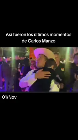 😔 Así fueron los últimos momentos del alcalde de Uruapan, Michoacán, Carlos Manzo Rodríguez, antes de ser atacado a balazos por sujetos armados durante el Festival de las Velas. 🎥 En videos difundidos en redes se observa al edil caminando entre asistentes, cargando absu hijo y saludando a la gente, segundos antes del ataque. 🚨 La Fiscalía de Michoacán confirmó que dos personas fueron detenidas y una más abatida tras el atentado. #Uruapan  #Michoacán #CarlosManzo #noticias #viral 