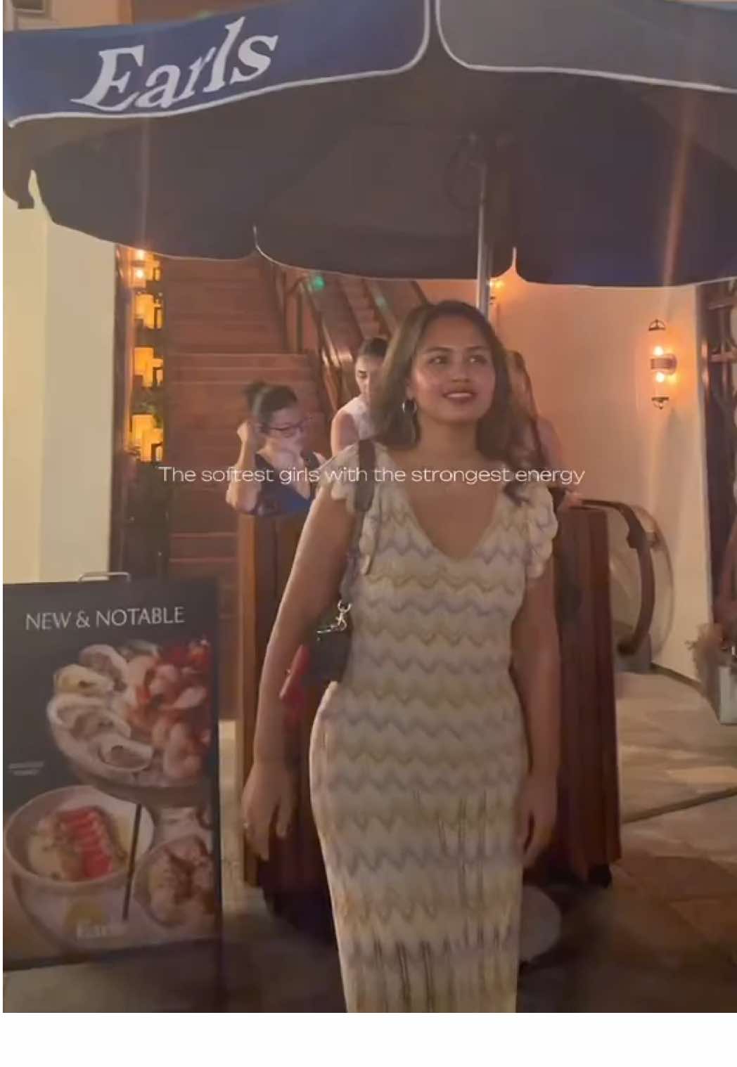 The softest girls with the strongest energy. Waikīkī was our runway tonight. 💃🏻💃🏻💃🏻💃🏻💃🏻 @Ninyan  #Waikiki #GirlsNightOut #HawaiiNights #BirthdayVibes #WomenWhoGlow