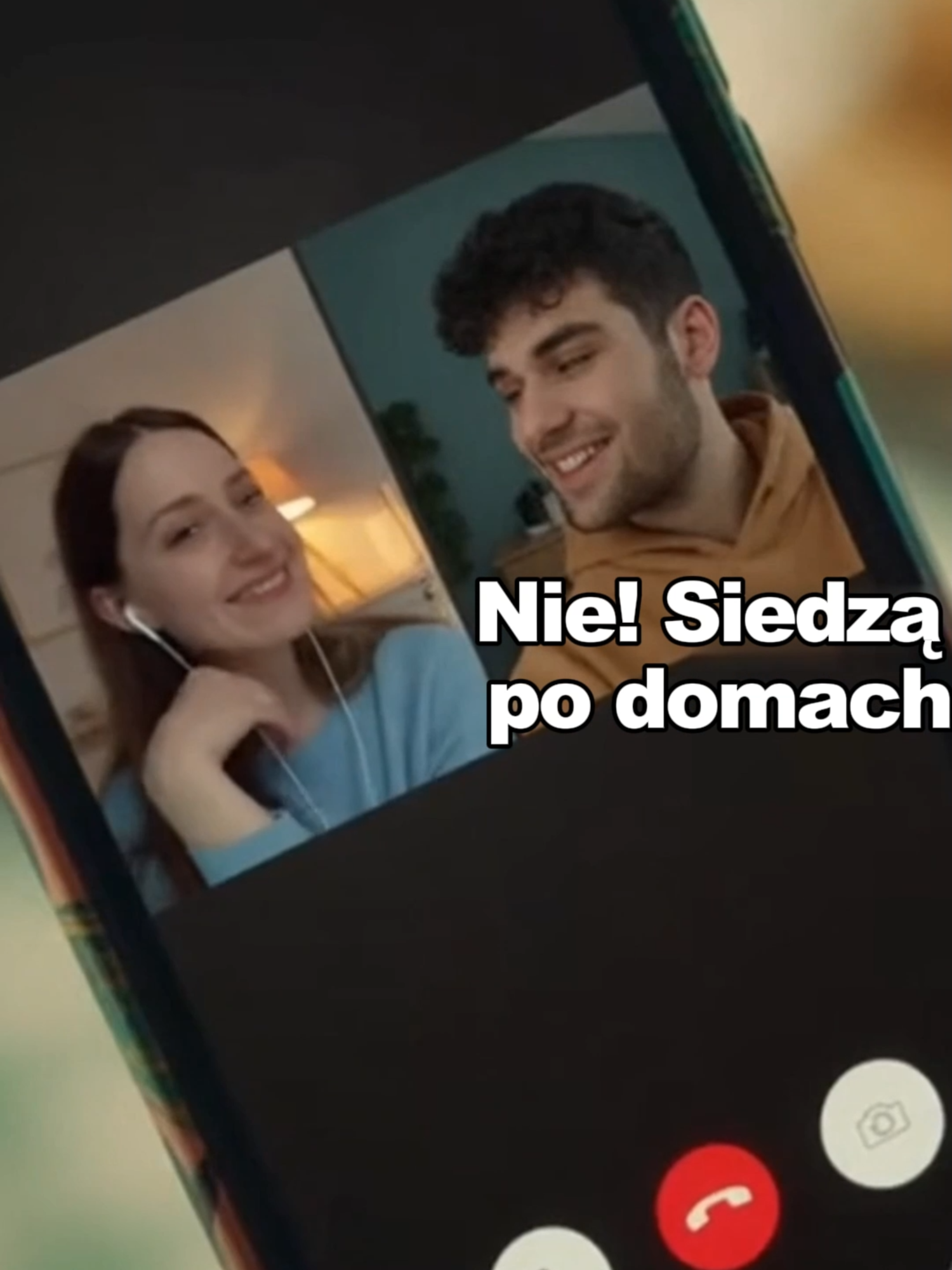 Wnuczka z chłopakiem przez wideorozmowę się spotyka Babcie uczą się online randek! 😂❤️ „Emoji?” – Zofia pyta, a Janina pokazuje serduszko ❤️ Miłość wtedy i teraz 💃🕺 #babcie #randki #humor #pokolenia #miłość #online #emocje Celem naszych filmów jest dostarczanie rozrywki i wiedzy, często poprzez satyrę. Nie traktujcie wszystkiego całkiem serio :) Ten materiał został wygenerowany z wykorzystaniem AI.