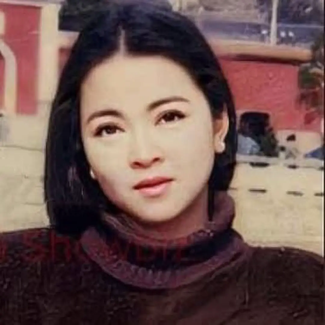 Thưa quý vị, ai trong đời chẳng có điều hối tiếc. Có người bị quá khứ dằn vặt đến mức chẳng còn sức mà sống cho hiện tại. Nhưng quá khứ giống như cái bóng – càng chạy theo, càng không thể bắt lại. Hãy nhớ: quá khứ chỉ là bài học, không phải bản án. Đừng vì một người cũ không xứng đáng mà đóng cửa trái tim với những điều tốt đẹp đang đến. Cuộc sống không quay lại, nên bạn cũng đừng quay đầu mãi.  Buông bỏ quá khứ, là món quà lớn nhất bạn có thể tặng cho chính mình.