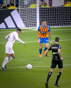 “Nàng hỏi ta thứ gì ta yêu nhất 😎”