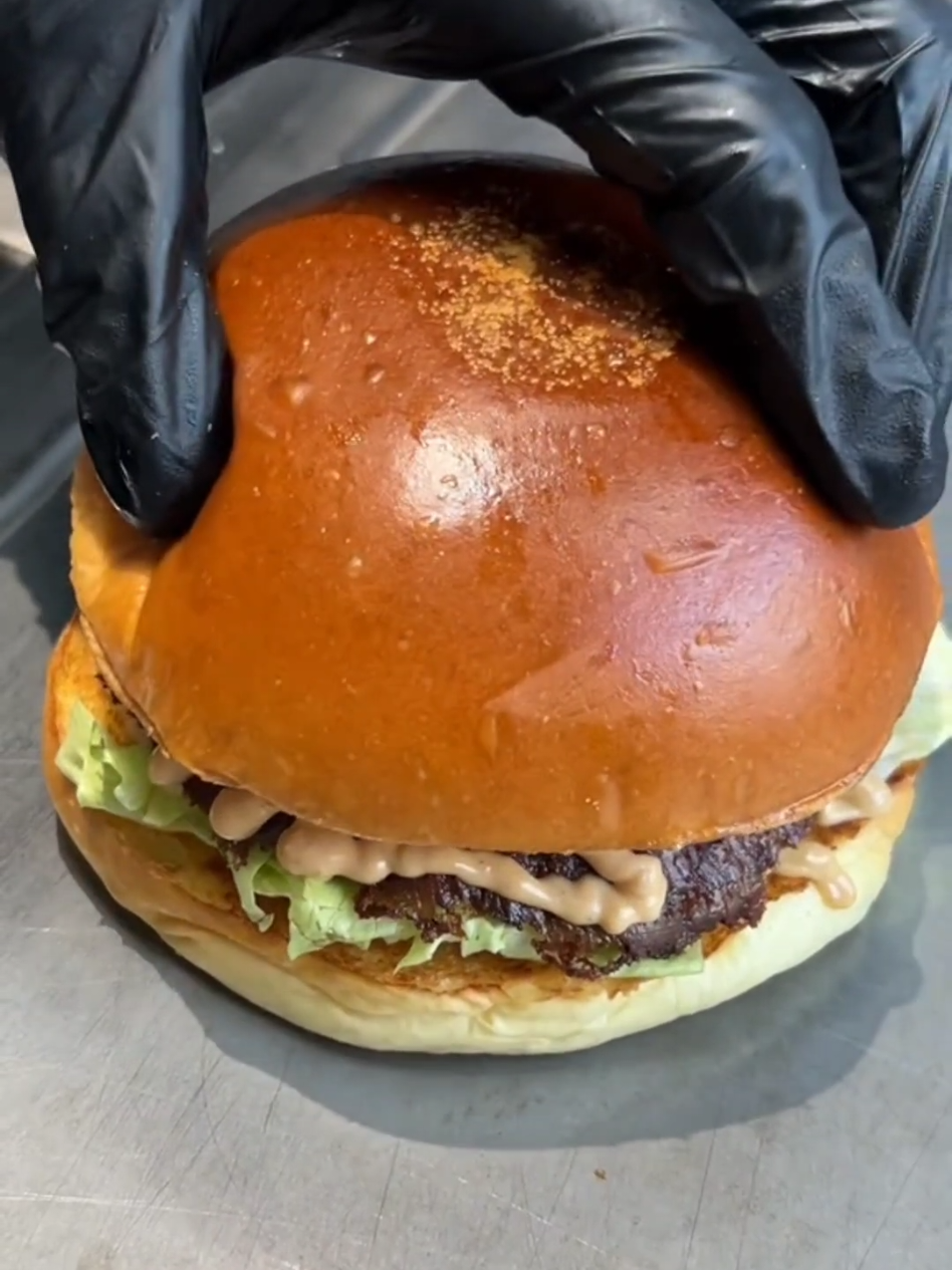 How much do you think such an American-style burger should cost?#burger #americanburger #foryou #viral 