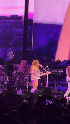 La tercer mejor canción de Shakira sonando en Bogotá, gracias por crear Don’t Bother #shakira 