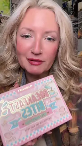 This is one of the BEST #eyeshadowpalette I've ever had. I highly recommend! #fallfashiontrends #eyeshadow #plouise #eyeshadowtutorial 