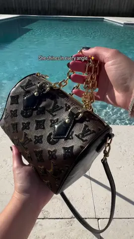 ✨ Would you rock this shimmer moment or keep it classic? 💛👇 Happy Monogram Monday lovelies 🫶🏻🎉✨ Follow, save and share for more fashion and handbag inspiration @cvluxfashion 🤍✨ LV Speedy 20 Sequin, Speedy 20, Unboxing, Louis a Vuitton Unboxing, fall bag, fall ..