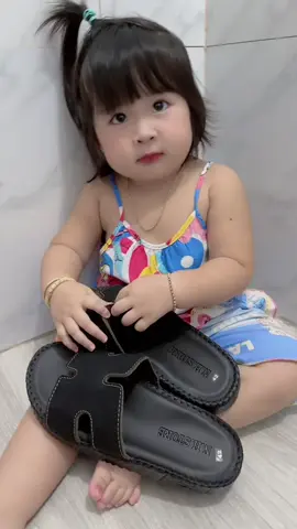 Chiếc rì viu sản phẩm nhạt nhẽo nhất năm . Mời cô chú mua dép 🥰😂#giaydepxinh#viral #baby #babyfunny #embedangyeu 
