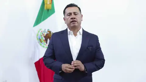 🚨Fiscal de Michoacán Carlos Torres Piña informa que presunto asesino del alcalde Carlos Manzo fue abatido y que hay 2 detenidos en conexión al crimen.