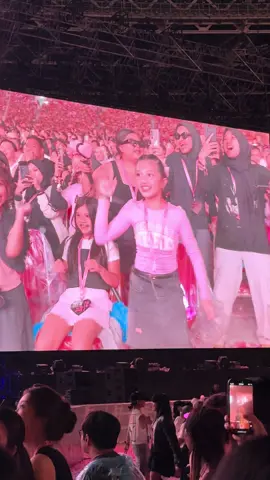 So happy bisa masuk “dance screen” di Deadline World Tour Jakarta 😍💃🏻 #blackpink #deadlineworldtour 