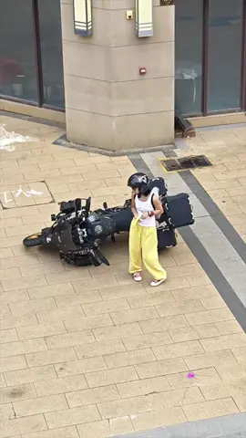 super strong 🤭 #moto #motogirl #bikegirl #motorcycle #motorbike #motolife #bikelover #tiktok #fyp 