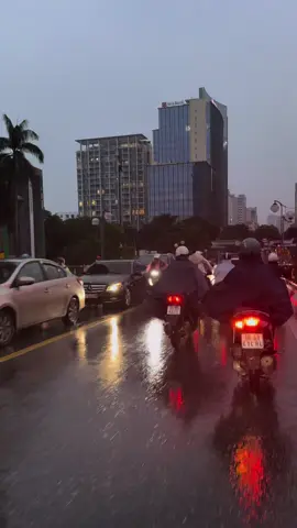 Mưa gió hà nội tắc đường..#🥲 #hanoivedem❤️ #langthanghanoi #nhachaymoingay 