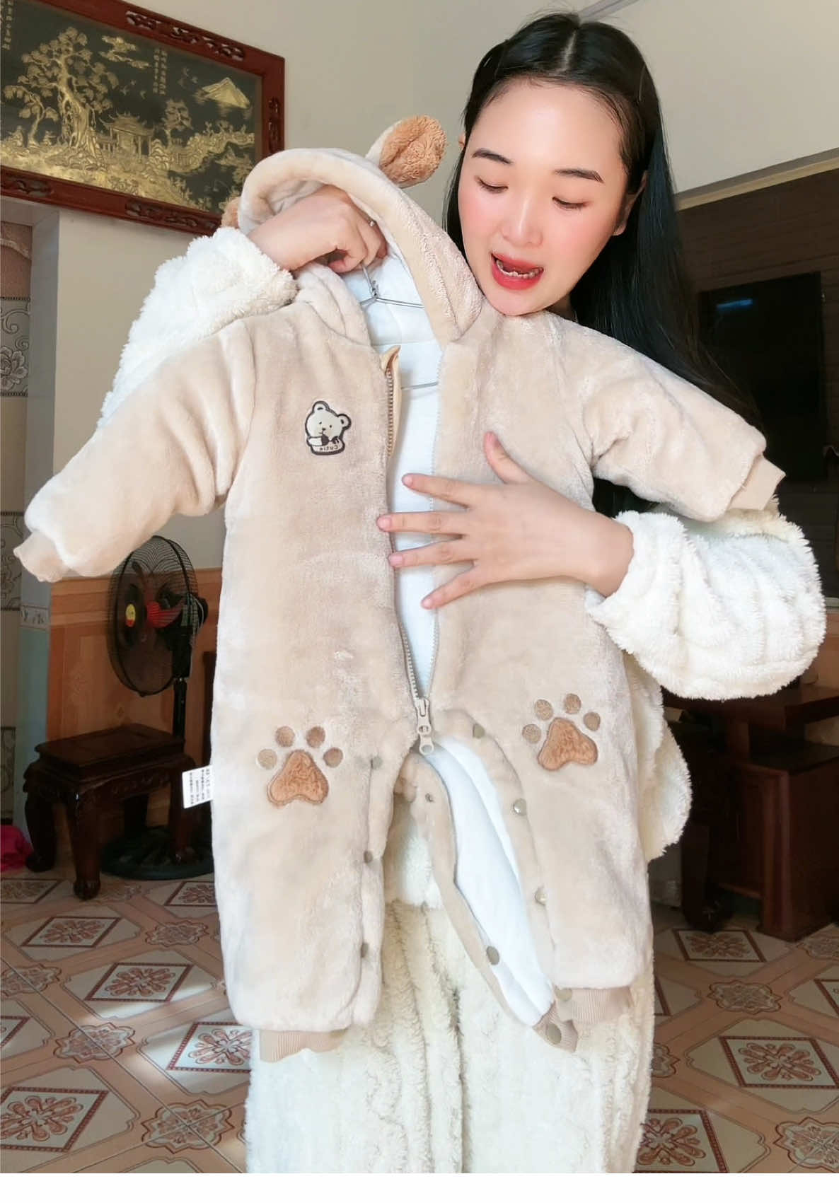 dày ấm áp không khác gì 1 cái chăn luôn các mẹ ạ#linhdanlinhchi #aokhoacchobe #xuhuong #mevabe 