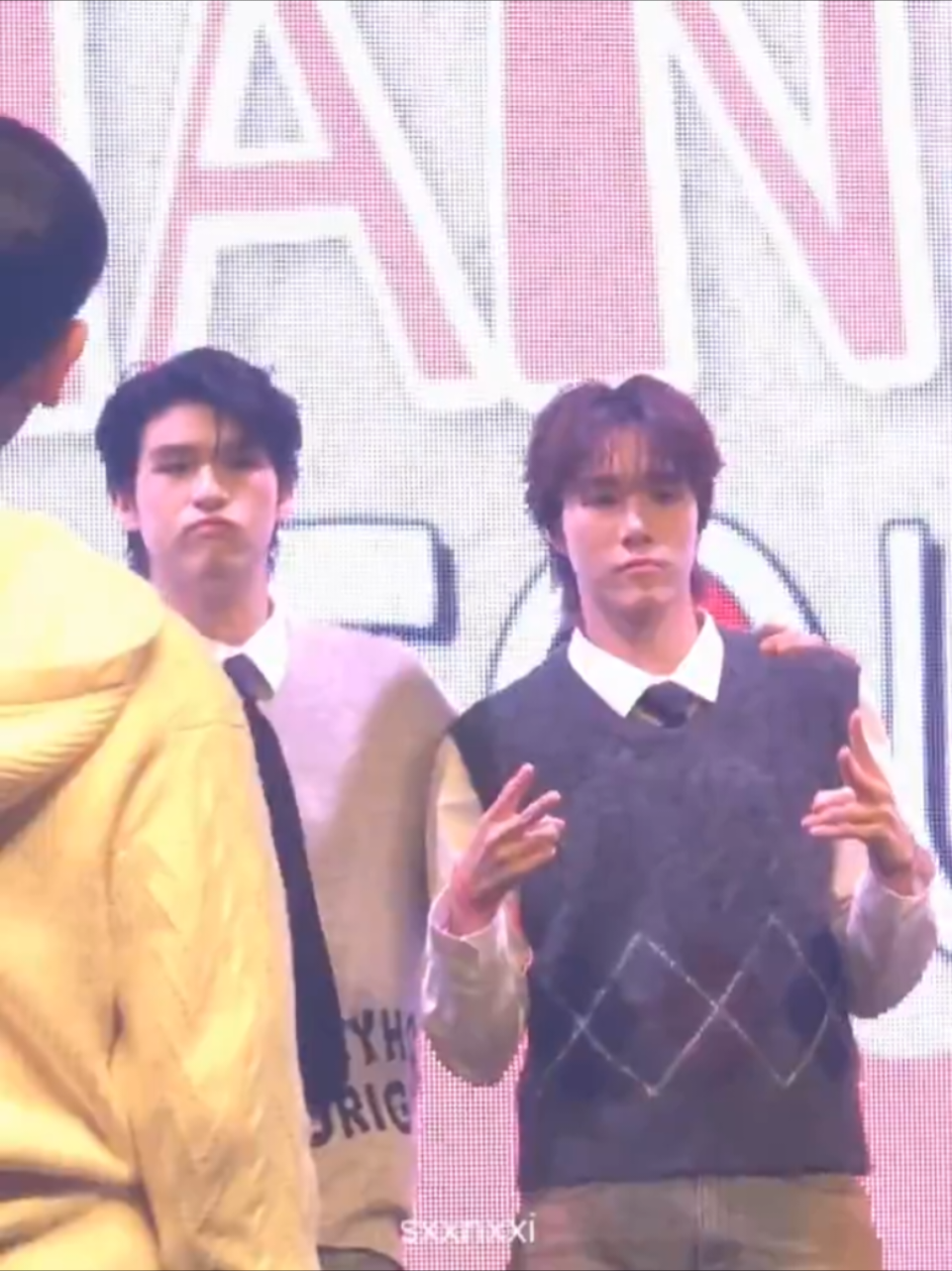 Their skinship is driving me crazy :)  #SkyNaniFirstMemoryInKorea #SkyNaniFMinSeoul2025 #skywongravee #hirunkit_ #SkyNani 