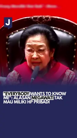 Presiden ke-5 RI sekaligus Ketua Umum PDI Perjuangan (PDIP), Megawati Soekarnoputri, kembali menjadi sorotan setelah mengungkapkan alasan unik dan serius di balik keputusannya untuk tidak memiliki telepon genggam (HP) pribadi hingga saat ini.  Alasan tersebut berakar dari kekhawatiran dirinya menjadi target pengawasan atau penyadapan pihak yang tidak bertanggung jawab. Pernyataan tersebut disampaikan oleh Megawati saat menjadi pembicara kunci (keynote speaker) dalam Seminar Internasional Peringatan ke-70 tahun Konferensi Asia Afrika (KAA) di Perpustakaan Bung Karno, Blitar, Jawa Timur, pada Sabtu (1/11/2025).  Awalnya, Megawati menyinggung kebiasaan masyarakat, terutama generasi muda, yang terlalu fokus pada ponsel mereka di acara-acara penting, sebelum kemudian bercerita tentang kebiasaannya. Megawati menjelaskan bahwa sebagai tokoh politik senior yang sangat diperhitungkan di Indonesia, ia merasa selalu menjadi subjek pengawasan. Kekhawatiran akan penyadapan dan pengintaian menjadi faktor utama yang membuatnya memilih tidak menggunakan perangkat komunikasi pribadi. 