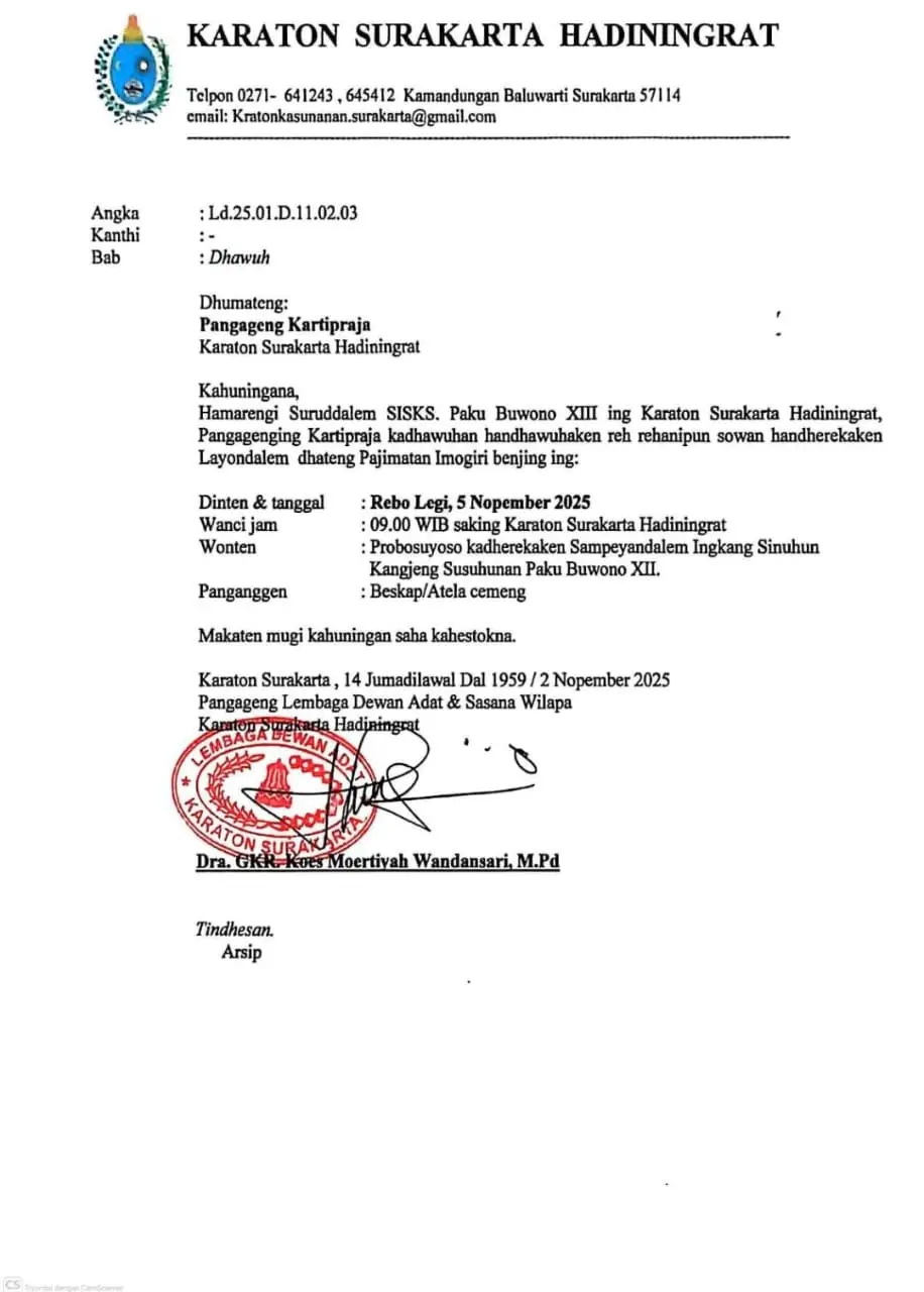 SUKOHARJO, Harian Solo - Prosesi pemakaman Raja Keraton Surakarta, Sinuhun Paku Buwono ( XIII ) Hangabehi yang rencana sebelumnya akan dilaksanakan pada hari Selasa, 4 November 2025, dirubah menjadi hari Rabu, 5 November 2025. Berita ini diperkuat berdasarkan surat pemberitahuan yang dikeluarkan secara resmi oleh pihak Keraton Surakarta. Berdasarkan surat yang dikeluarkan secara resmi oleh pihak Keraton Surakarta, prosesi pemakaman akan dimulai pukul 09.00 WIB, bertempat di Keraton Surakarta.  Sinuhun PB XIII akan dimakamkan di Makam Raja-Raja Mataram, Imogiri, Bantul, Yogyakarta. Creator: Harian Solo Sumber Foto: Dok. Keraton Surakarta