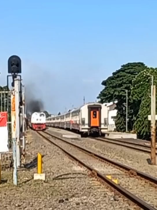 CC 206 juga pengen ikut trend kobong 😹#kobong #keretaapi #railfansindonesia