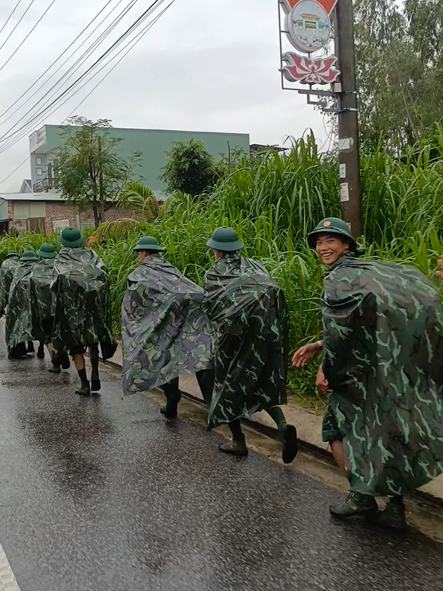 Mấy chú bộ đội hành quân về trường bắn Bình Thành ở  Xã Tây Sơn #bodoi #bodoicuho #bodoivietnam 