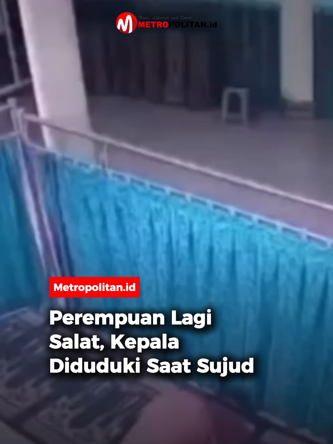 Seorang perempuan berinisial T (22) mengalami insiden tidak mengenakan disertai kekerasan saat melaksanakan salat Zuhur di masjid Kelurahan Garuntang, Kecamatan Bumi Waras, Kota Bandar Lampung.  Pelaku, teridentifikasi sebagai TH (23), yang ternyata tinggal di lingkungan yang sama dengan korban.  Awalnya, pelaku masuk ke dalam masjid, mendekati korban saat bersujud, kemudian melakukan tindakan tidak senonoh dan memukuli korban ketika ia berusaha melawan.  Pihak kepolisian dari Polsek Teluk Betung Selatan telah menahan pelaku dan melakukan pemeriksaan intensif.  Pelaku mengaku motifnya berasal dari fetish terhadap perempuan berhijab dan rasa ketertarikan lama terhadap korban. Korban masih menjalani pemulihan fisik dan psikologis, serta didampingi keluarga dan aparat. 🎥: pamulangpride_ #metropolitanid #bacametropolitan #perempuandilecehkandimasjid #pelecehanseksual #kepaladiduduki #dilecehlkansaatsolat