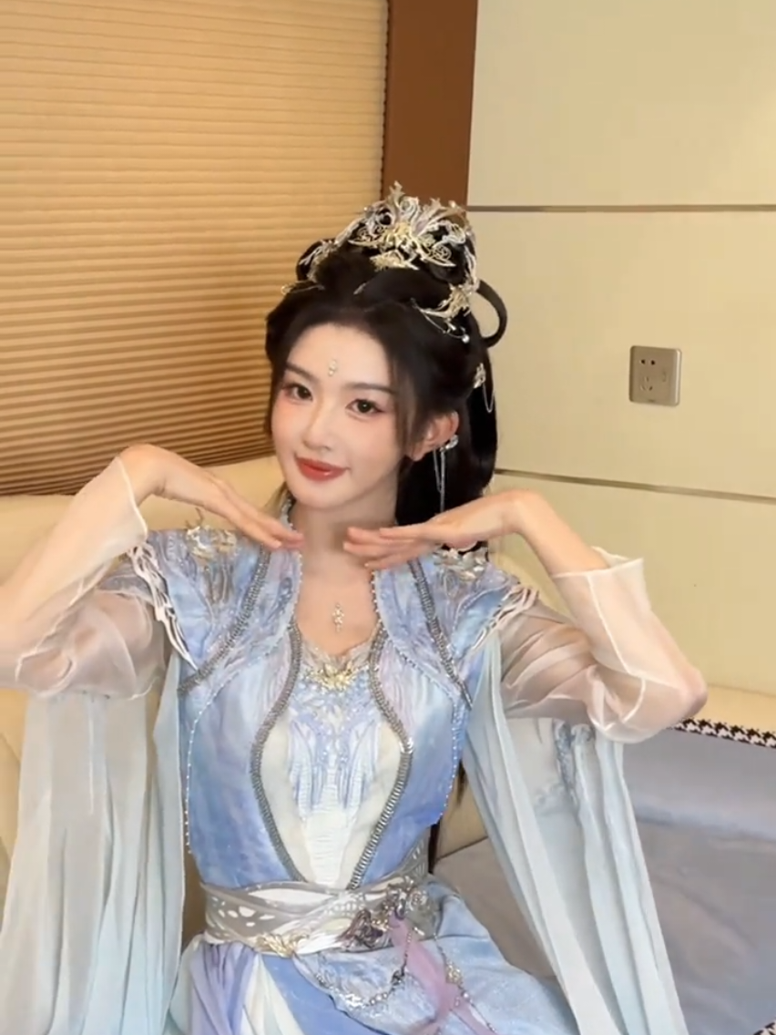 Trời ơi Mộ Tuyết Vi vứt luôn dùm em cái khăn che mặt đi ngay nha 😾                                   #amhatruyen #motuyetvi #khongtuyetnhi #snowkong #kongxueer 